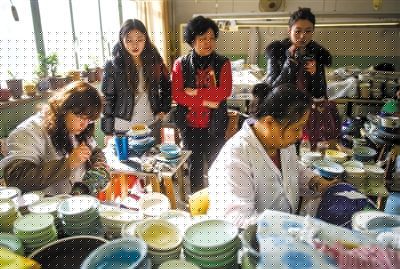 昨日，游客在觀看景泰藍(lán)制作。